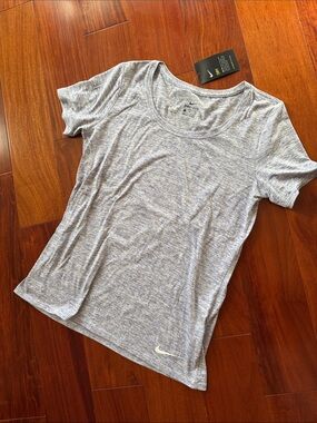 NWT Nike Women's Heather Light Light Blue Dri-FIT Short Sleeve Tee